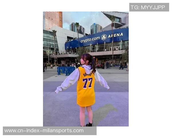 日本性感女星昨日现身湖人主场穿东契奇球衣引发热议